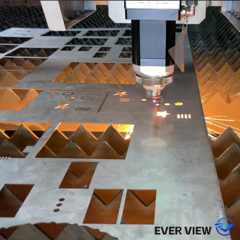 Lazer kəsmə maşınları aparat emalını gücləndirir; EVER VIEW kiçik aparat məhsullarının toplu dəqiqliklə kəsilməsinə nail olur.
